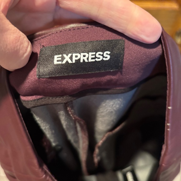 Express Super High Waisted Ankle Pleated Faux Leather Pants Burgundy 2R NWT - Picture 4 of 8